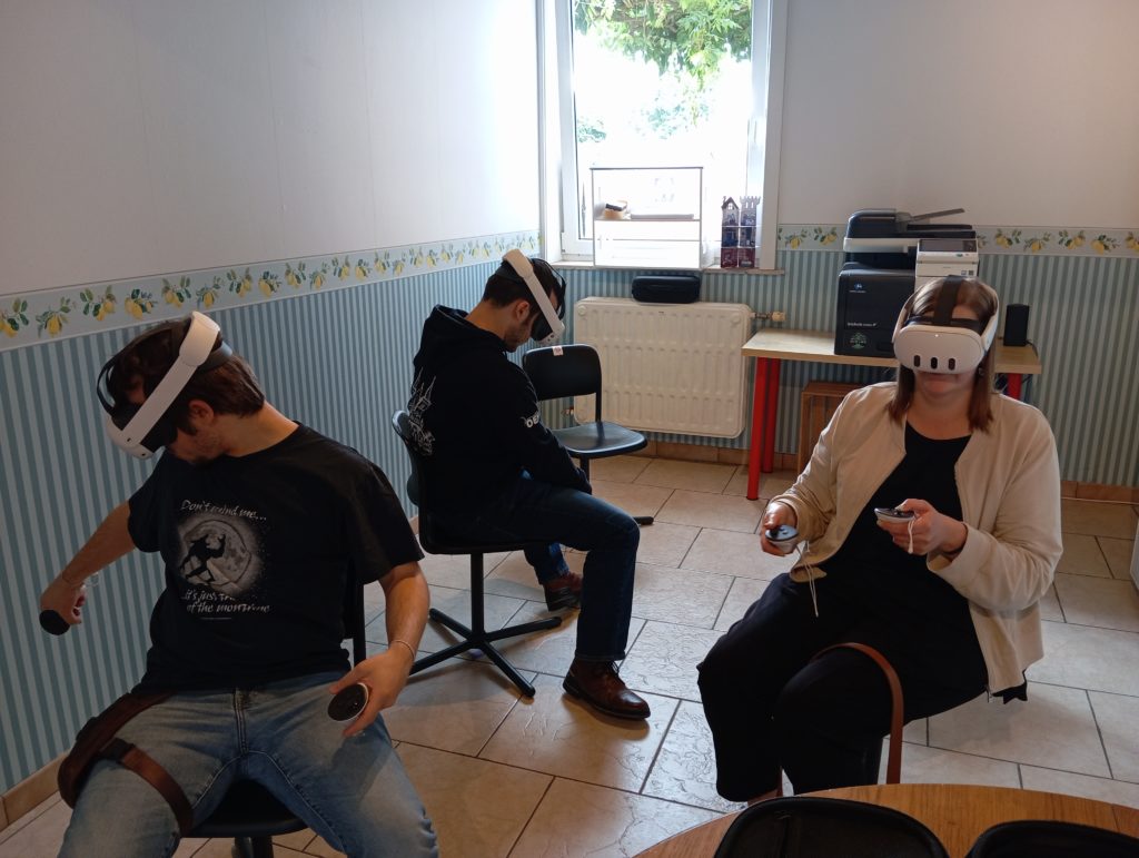 espace VR - 3 personnes sont entrain de jouer