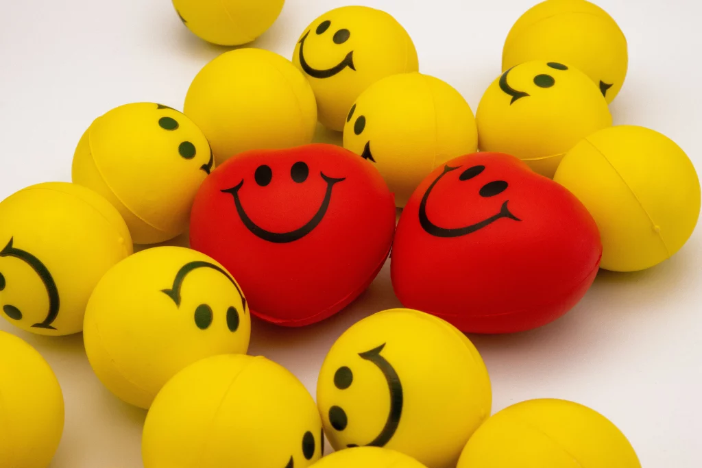 count-chris-9QGHE1FrvzU-unsplash Boules en mousse en forme de coeurs rouges et de smiley jaunes