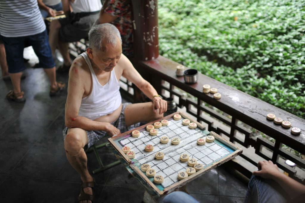 Jeu de go Chine, vieux monsieur