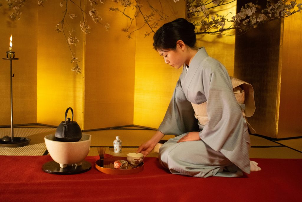 Japonnaise faisant du thé